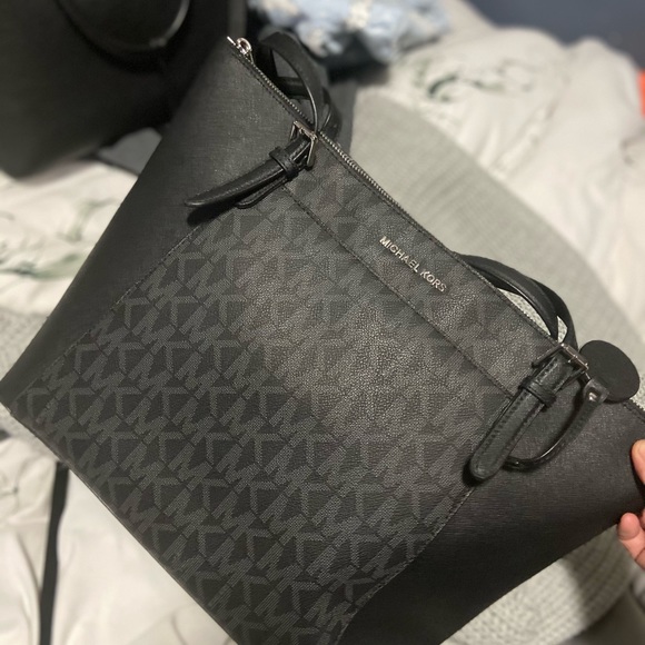 AUTHENTIC Michael Kors Charlotte Logo Bag - Picture 4 of 9